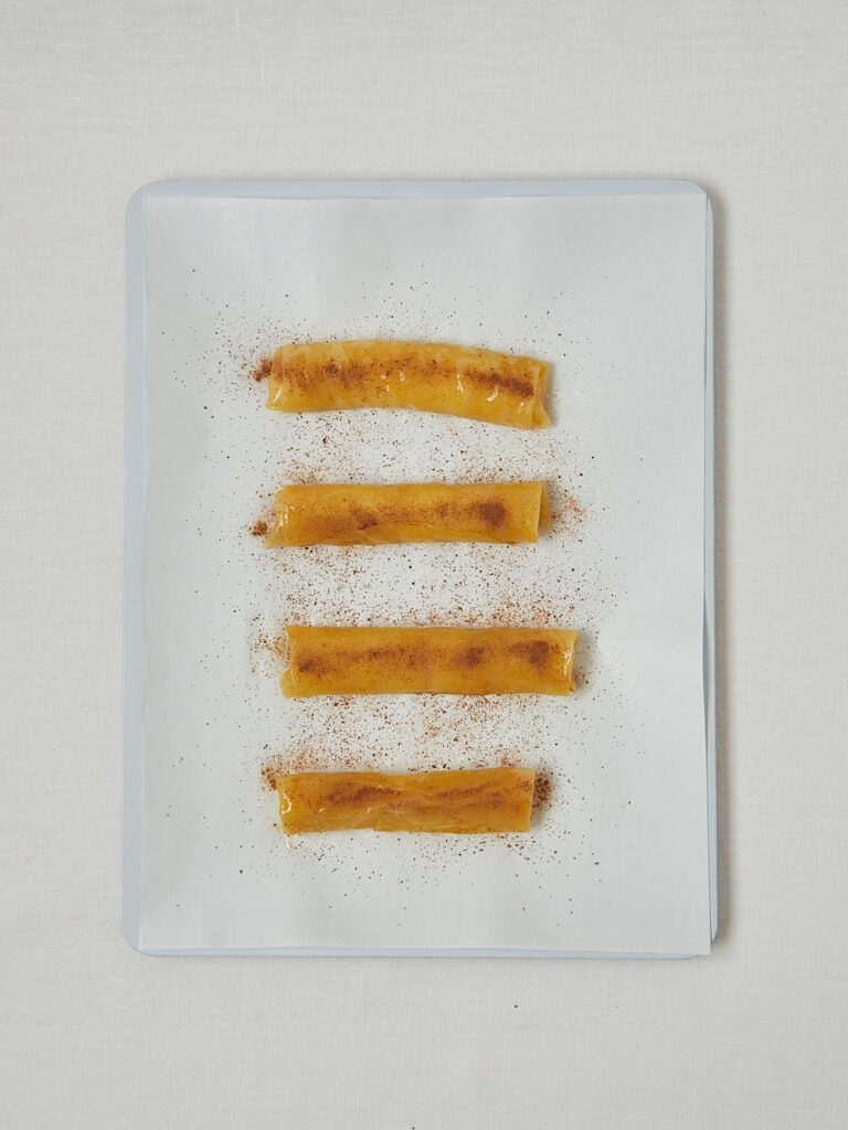 Reispapier Churros auf Backblech &ndash; Zubereitungsschritt vor dem Backen