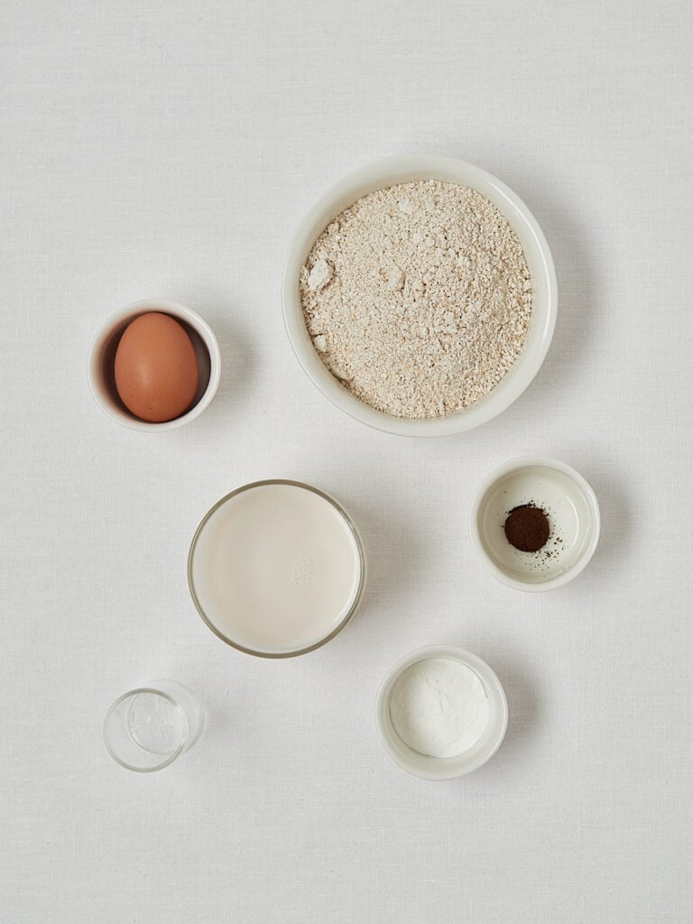 Ei und Hafermehl in Schälchen – Zutaten für gesunde Haferflocken Pancakes