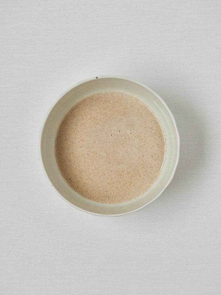 Pancake Teig Basis in weißer Schüssel – Zubereitungsschritt Oatmeal Pancakes