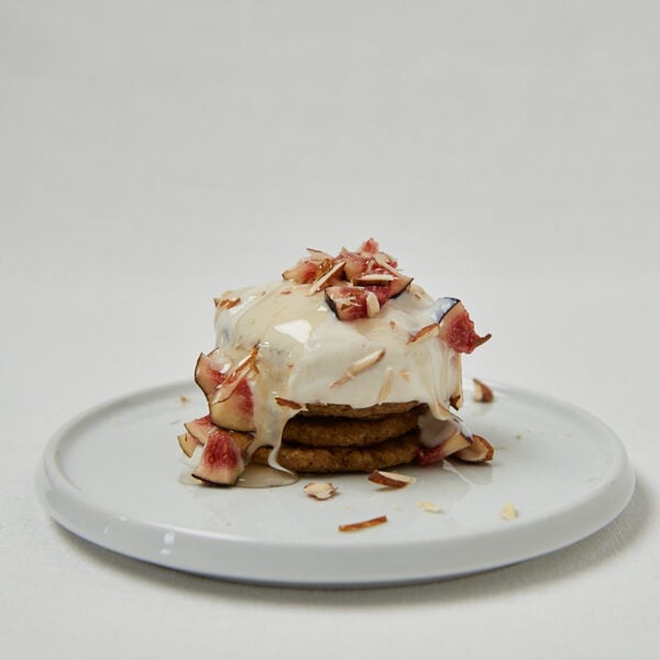 Oatmeal Pancakes mit Joghurt-Topping und Beeren &ndash; seitliche Nahaufnahme