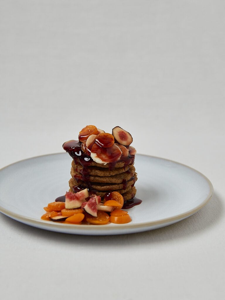 Oatmeal Pancakes mit Schokoladensoße und Bananenscheiben – seitliche Nahaufnahme