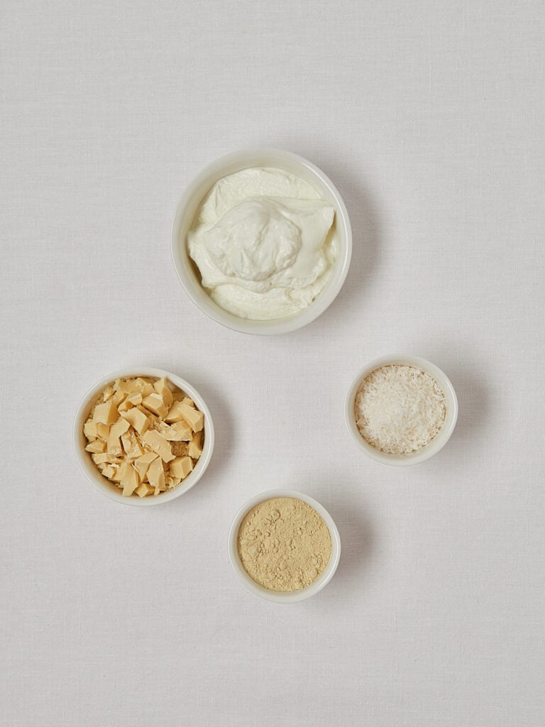 Zutaten-Flatlay Raffaello Balls &ndash; Kokosraspeln, Mandeln und Kokoscreme