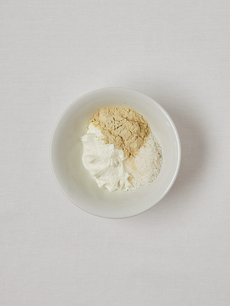 Zutaten-Flatlay Raffaello Balls &ndash; Kokosraspeln, Mandeln und Kokoscreme