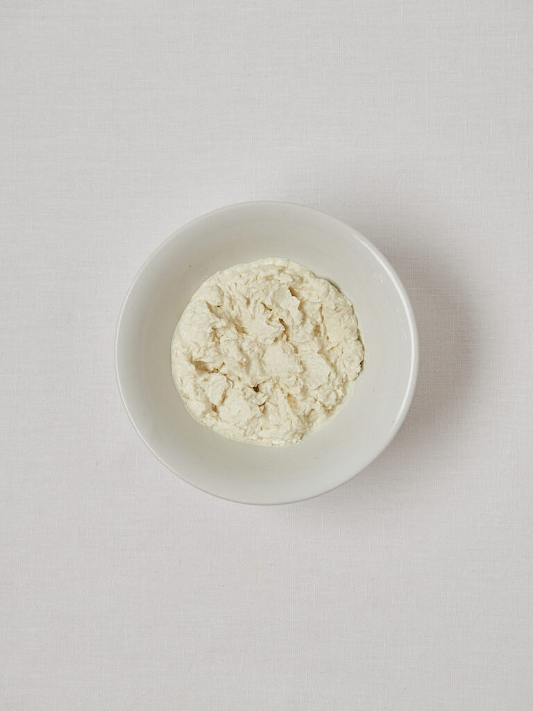 Kokosraspeln in wei&szlig;er Sch&uuml;ssel &ndash; Zutat f&uuml;r Raffaello Balls Rezept