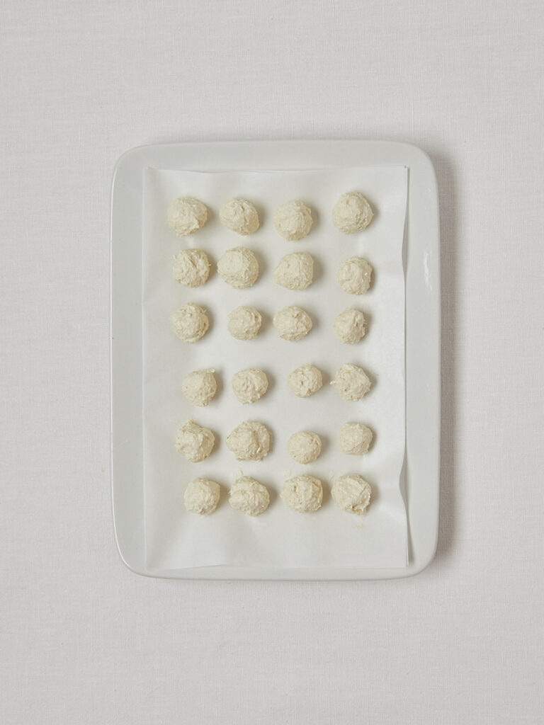 Kokos Raffaello Teig in wei&szlig;er Sch&uuml;ssel &ndash; Zubereitungsschritt Overhead