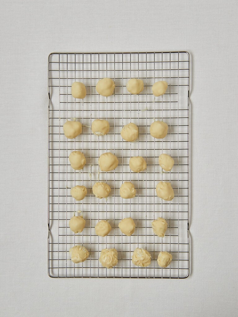 Wei&szlig;e Schokolade geschmolzen in Sch&uuml;ssel &ndash; Zutat f&uuml;r Raffaello Balls