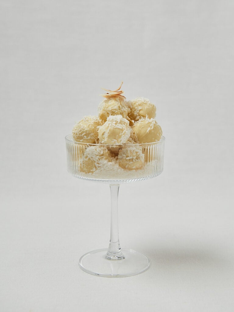 Kokos Energy Balls in Glassch&uuml;ssel &ndash; seitliche Nahaufnahme