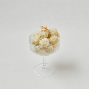 Raffaello Balls in Glassch&uuml;ssel &ndash; seitliche Studioaufnahme