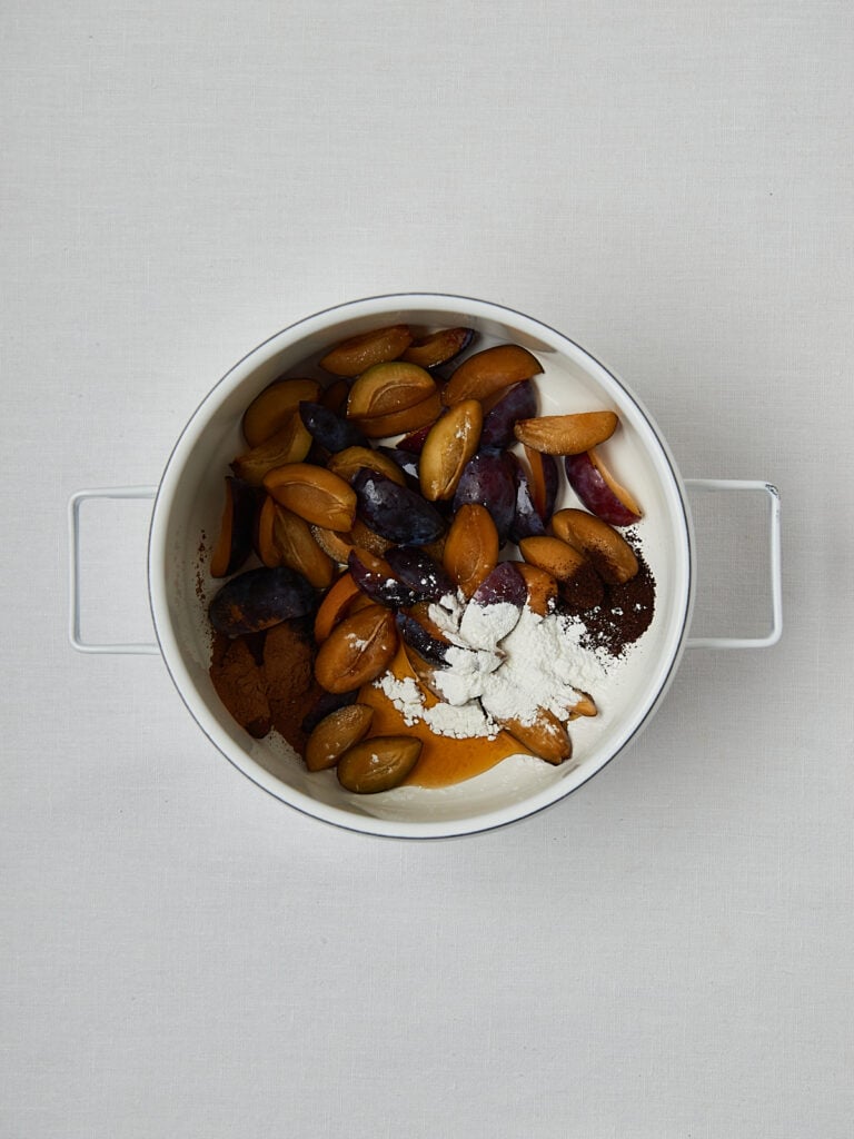 Pflaumen und N&uuml;sse in Topf &ndash; F&uuml;llung f&uuml;r Pflaumen Crumble Bars