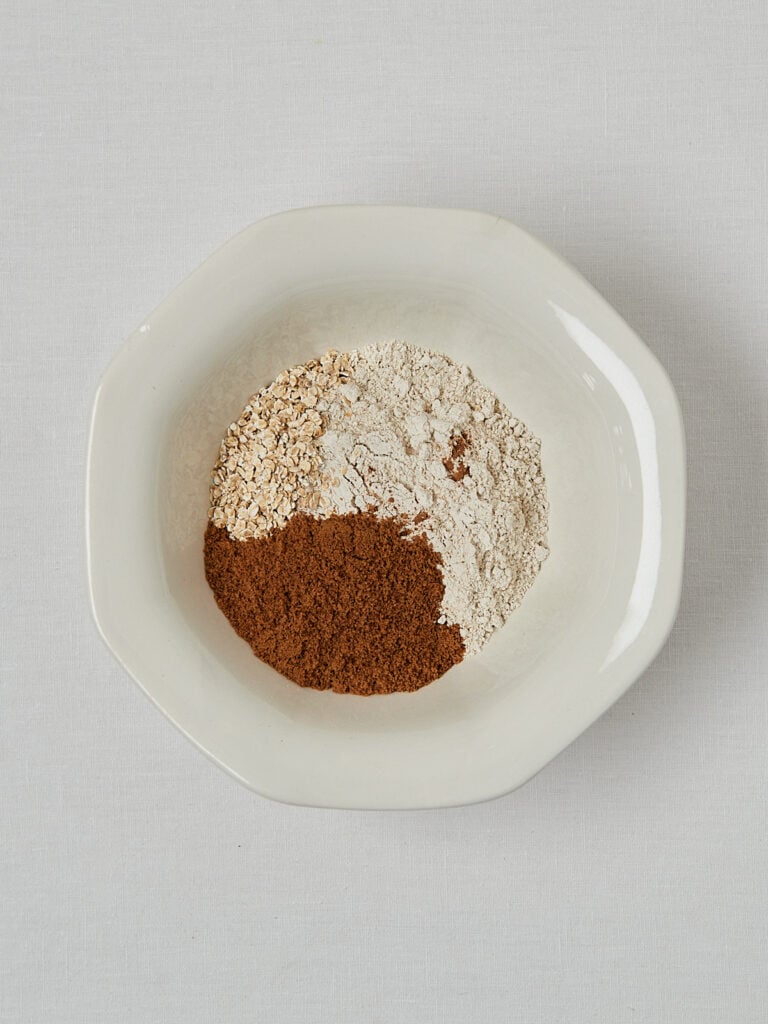 Feines Hafermehl in wei&szlig;er Sch&uuml;ssel &ndash; Zubereitungsschritt Crumble