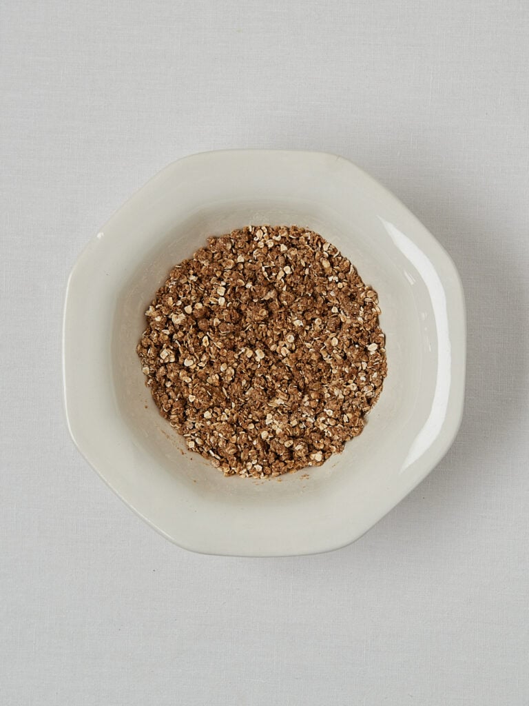 Haferflocken Streuselteig in wei&szlig;er Sch&uuml;ssel &ndash; Basis f&uuml;r Pflaumen Crumble