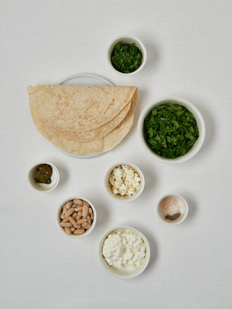 Vollkorn Wrap mit Basilikum und Feta Füllung – Zutaten-Flatlay Overhead