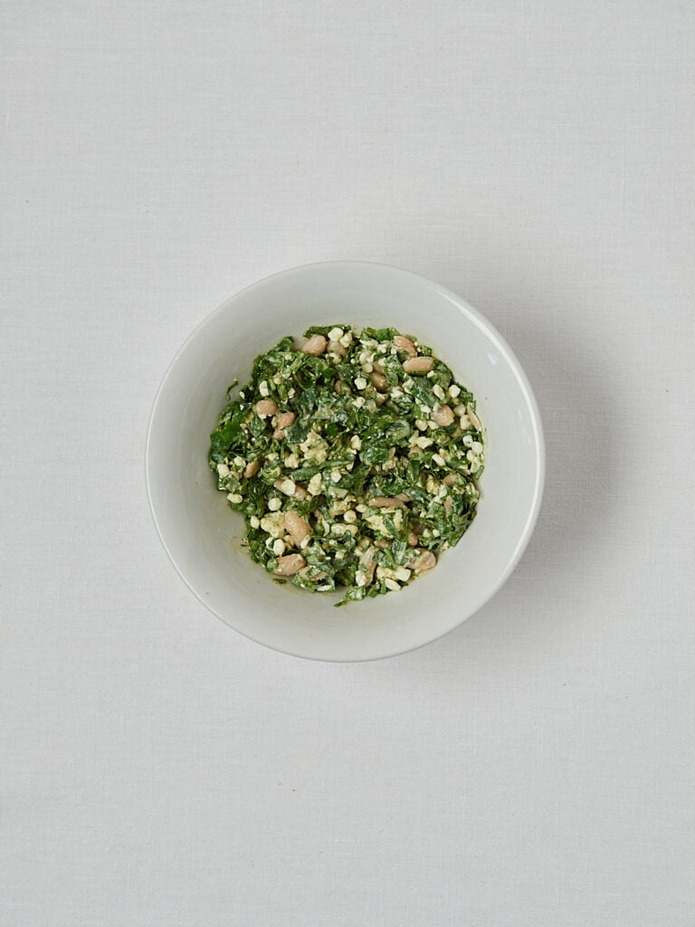 Cremige Bohnen Pesto Füllung auf Wrap – Zubereitungsschritt seitlich