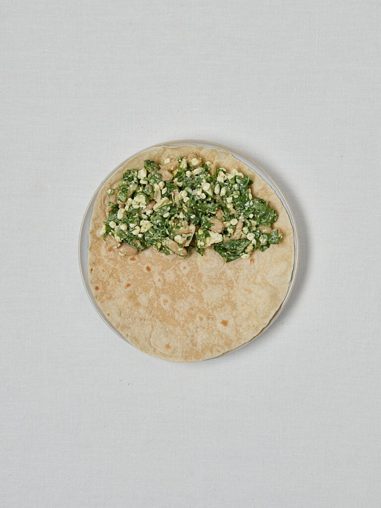 Bohnen Pesto Füllung auf Wrap verteilt – Zubereitungsschritt Overhead