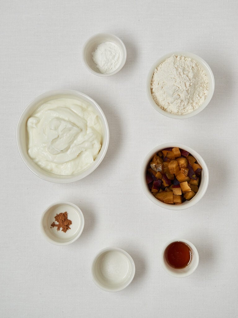 Zutaten-Flatlay Pflaumen Bagel Bites – Ricotta, Mehl und Pflaumenfüllung