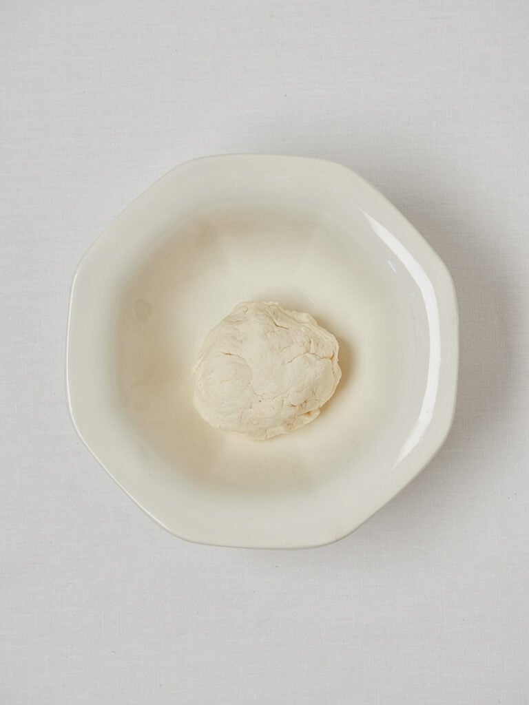 Ricotta in weißer Schüssel – Zutat für Pflaumen Bagel Bites