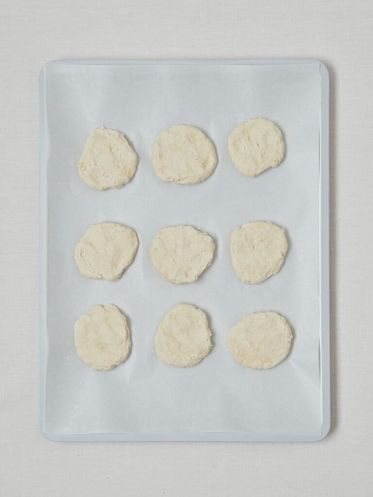 Ungefüllte Bagel Bites Teigkugeln auf Backblech – Overhead Shot