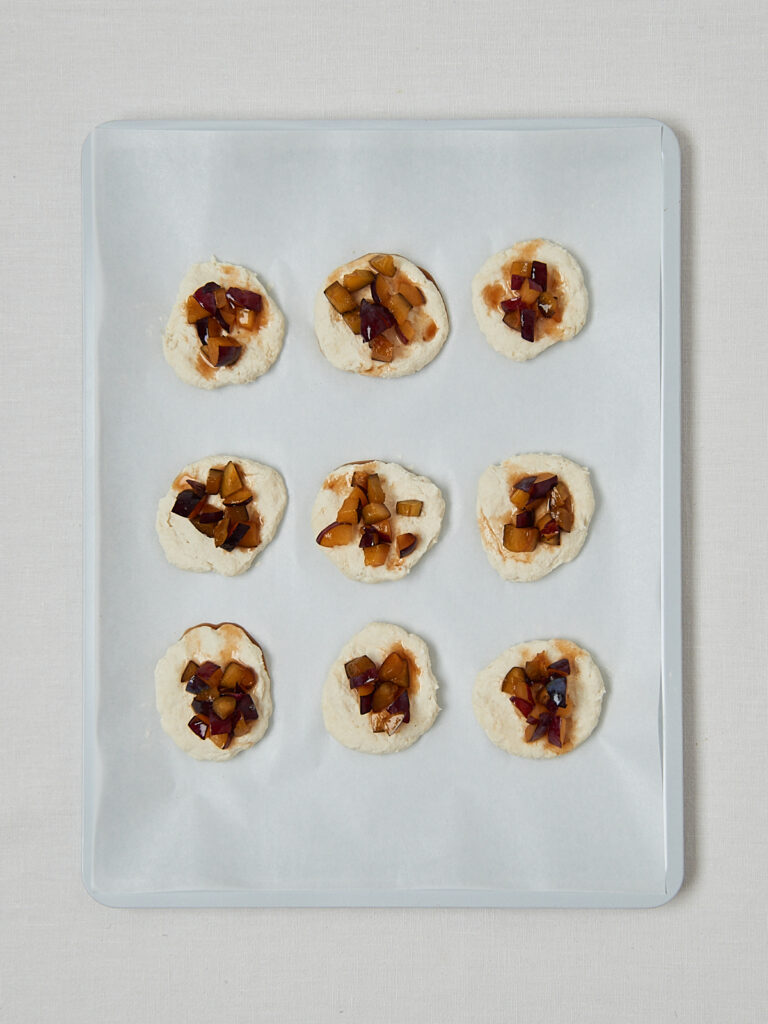Bagel Bites mit Pflaumenfüllung auf Backblech – Zubereitungsschritt