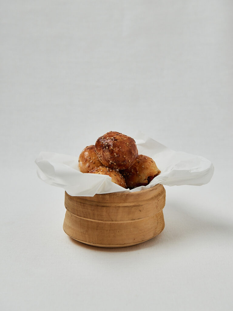 Einzelner Pflaumen Bagel Bite auf Backpapier – Nahaufnahme seitlich