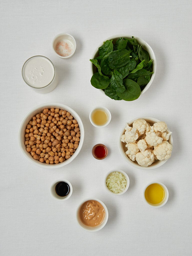 Zutaten-Flatlay Creamy Cauliflower – Blumenkohl, Kichererbsen, Spinat und Gewürze