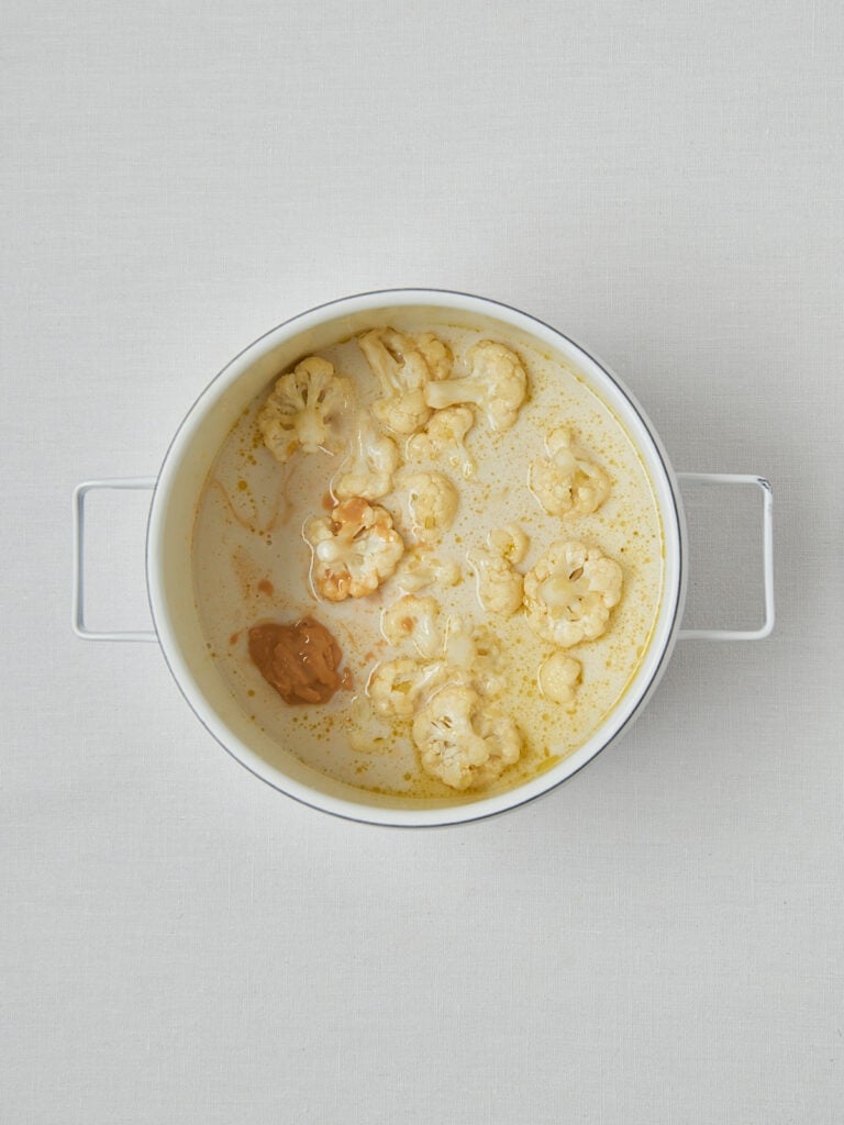 Cremige Blumenkohl Sauce im Topf – Overhead Shot Zubereitungsschritt