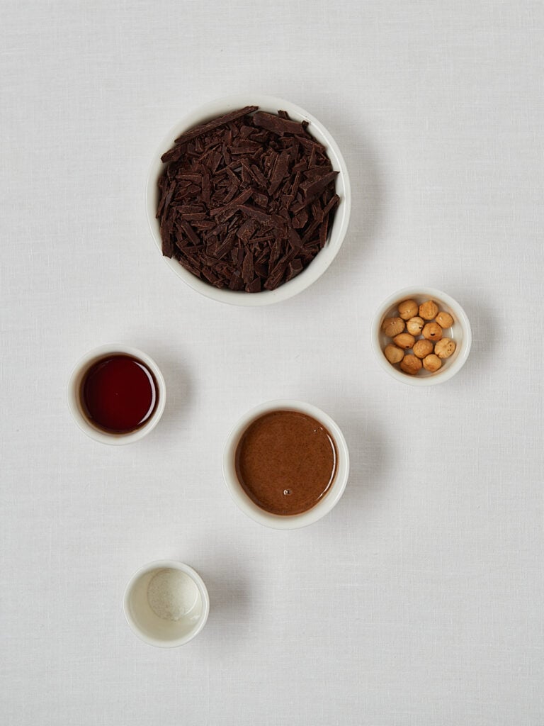 Zutaten-Flatlay Homemade Toffifee &ndash; Kakao, Haseln&uuml;sse, Ahornsirup und Haselnussmus