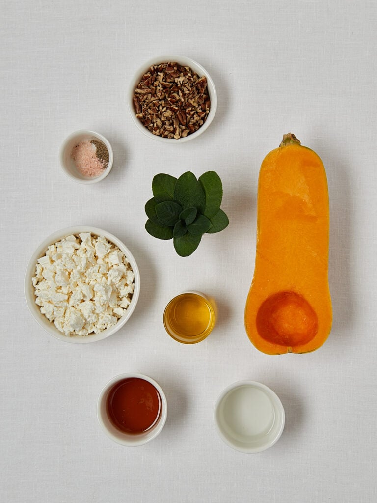 Zutaten-Flatlay Roasted Honeynut Squash Feta Dip &ndash; K&uuml;rbis, Feta, Pekann&uuml;sse und Salbei