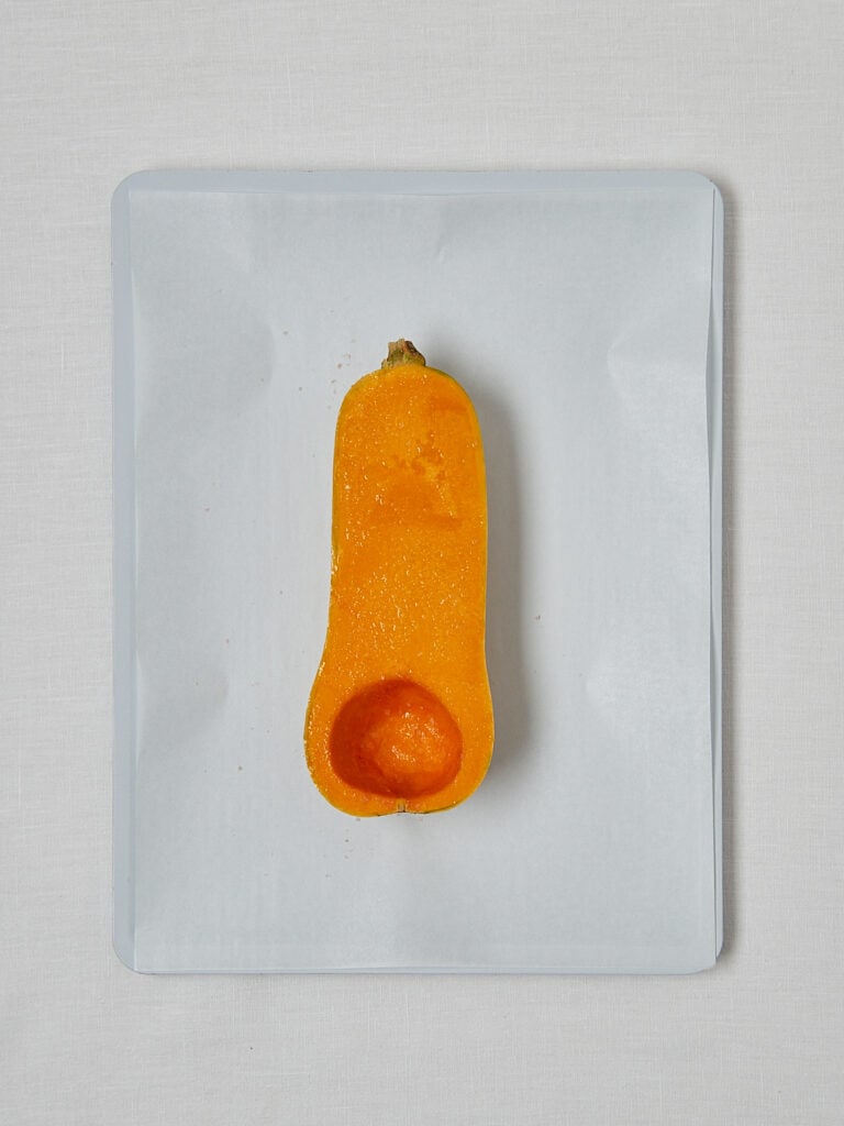 Zutaten-Flatlay Roasted Honeynut Squash Feta Dip &ndash; K&uuml;rbis, Feta, Pekann&uuml;sse und Salbei