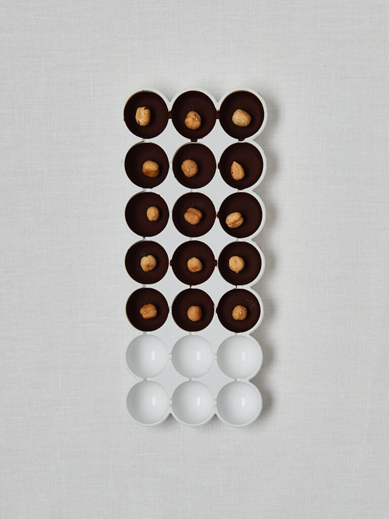 Selbstgemachte Toffifee Pralinen in Eisw&uuml;rfelform &ndash; Overhead Shot