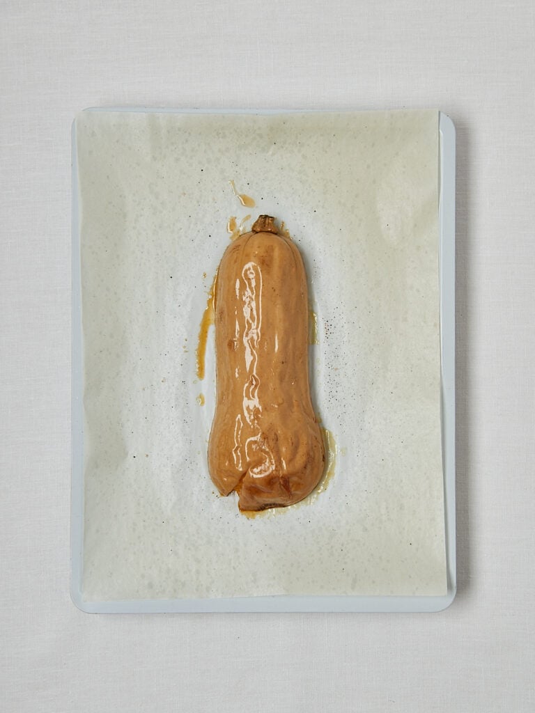 Ger&ouml;steter Honeynut Squash auf Backpapier &ndash; goldbraun nach dem R&ouml;sten