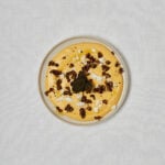 Honeynut Squash Feta Dip in Schüssel – Overhead Shot fertig serviert