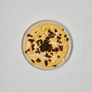 Honeynut Squash Feta Dip in Sch&uuml;ssel &ndash; Overhead Shot fertig serviert
