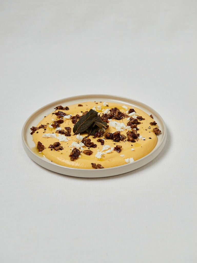 Cremiger Honeynut Squash Dip mit Topping &ndash; seitliche Nahaufnahme