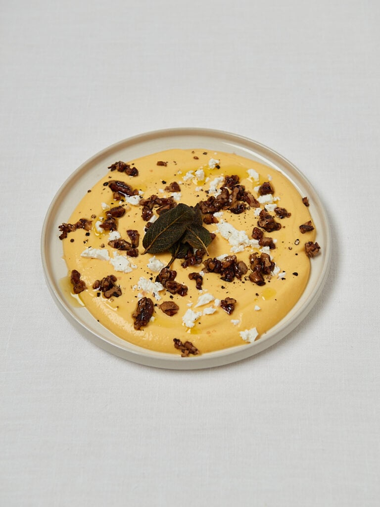 Roasted Squash Feta Dip mit Pekann&uuml;ssen &ndash; seitliche Aufnahme ohne Brot