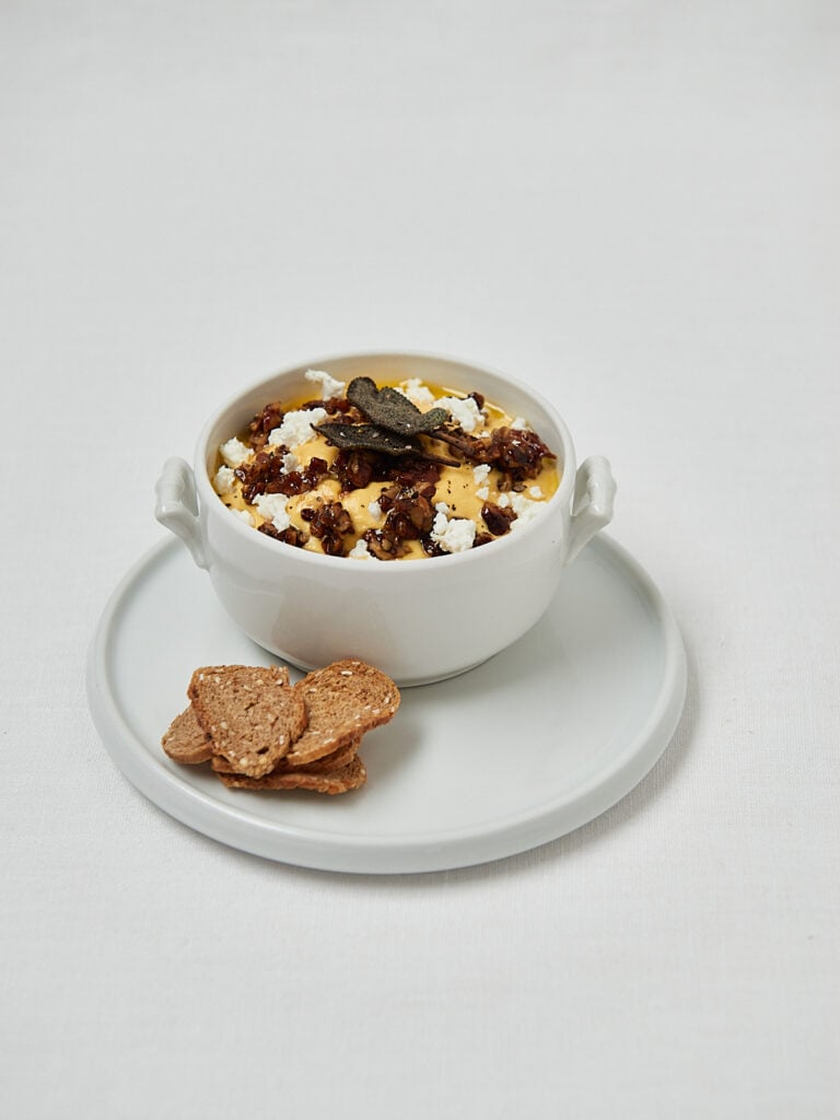 K&uuml;rbis Feta Dip mit karamellisierten Pekann&uuml;ssen &ndash; frontale Nahaufnahme