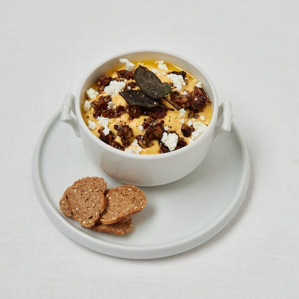 Kürbis Feta Dip mit dunklem Topping in weißer Schüssel – Overhead Shot