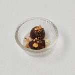 Selbstgemachte Schokoladen Haselnuss Pralinen in Glasschüssel – frontale Aufnahme